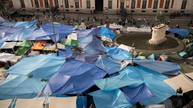En imágenes: La acampada de Sol cumple su cuarta noche decidida a continuar presionando