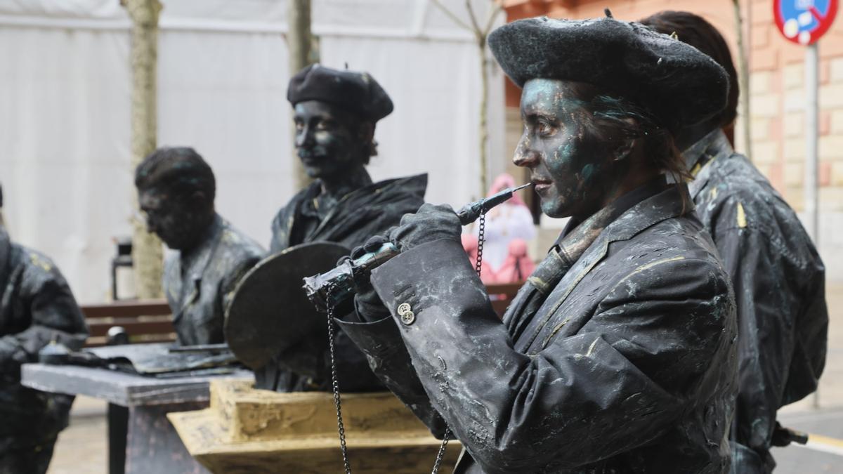 Las esculturas de los personajes ilustres e icónicos de Eibar han cobrado vida para sumarse al pasacalle del Sábado de Carnaval en el villa armera