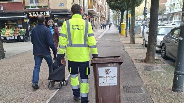 Operario del servicio de recogida puerta a puerta de la orgánica en Aiaraldea por la Avenida Zumalakarregi de Laudio