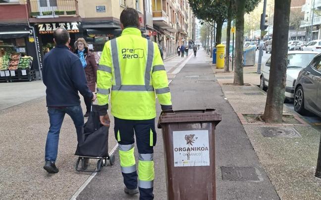 Operario del servicio de recogida puerta a puerta de la orgánica en Aiaraldea por la Avenida Zumalakarregi de Laudio