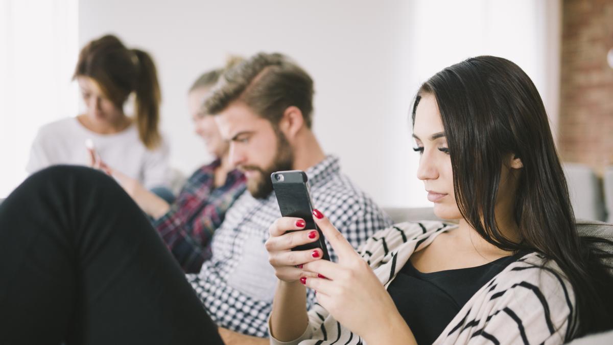 Un grupo de personas absortas con el móvil, en una imagen de archivo.