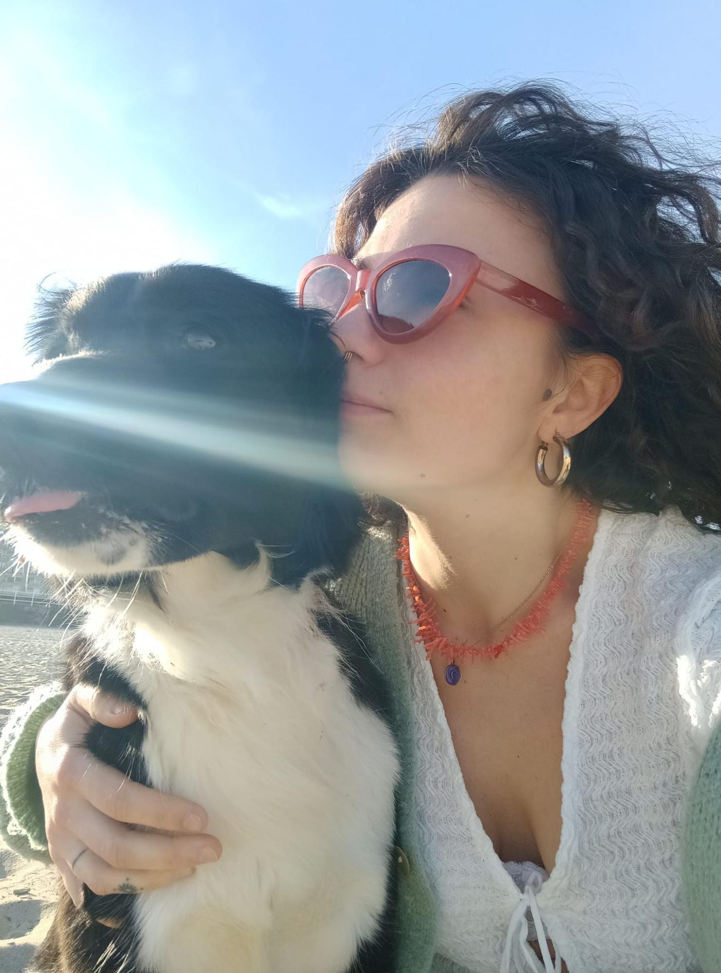 La creadora en compañía de su compañera, Xila.