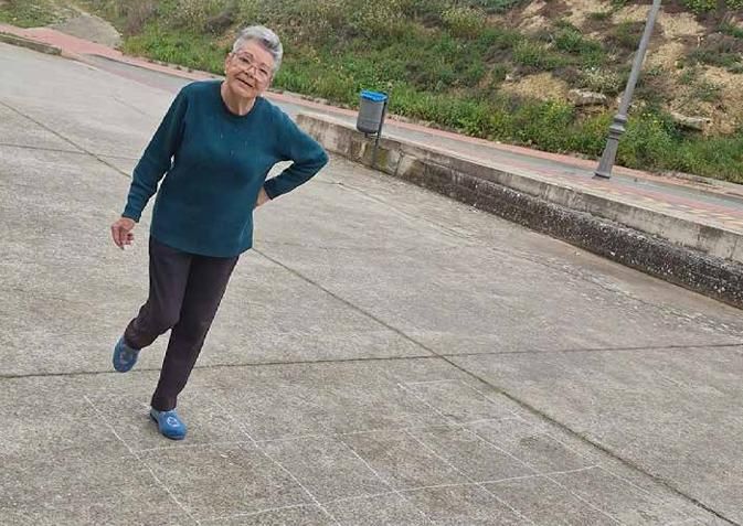María Violeta de Elciego jugando al Truqueme o Rayuela