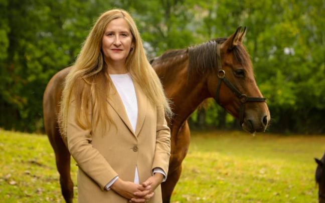 La escritora Luz Gabás.