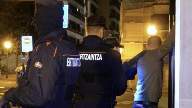 Operativo de la Ertzaintza de noche