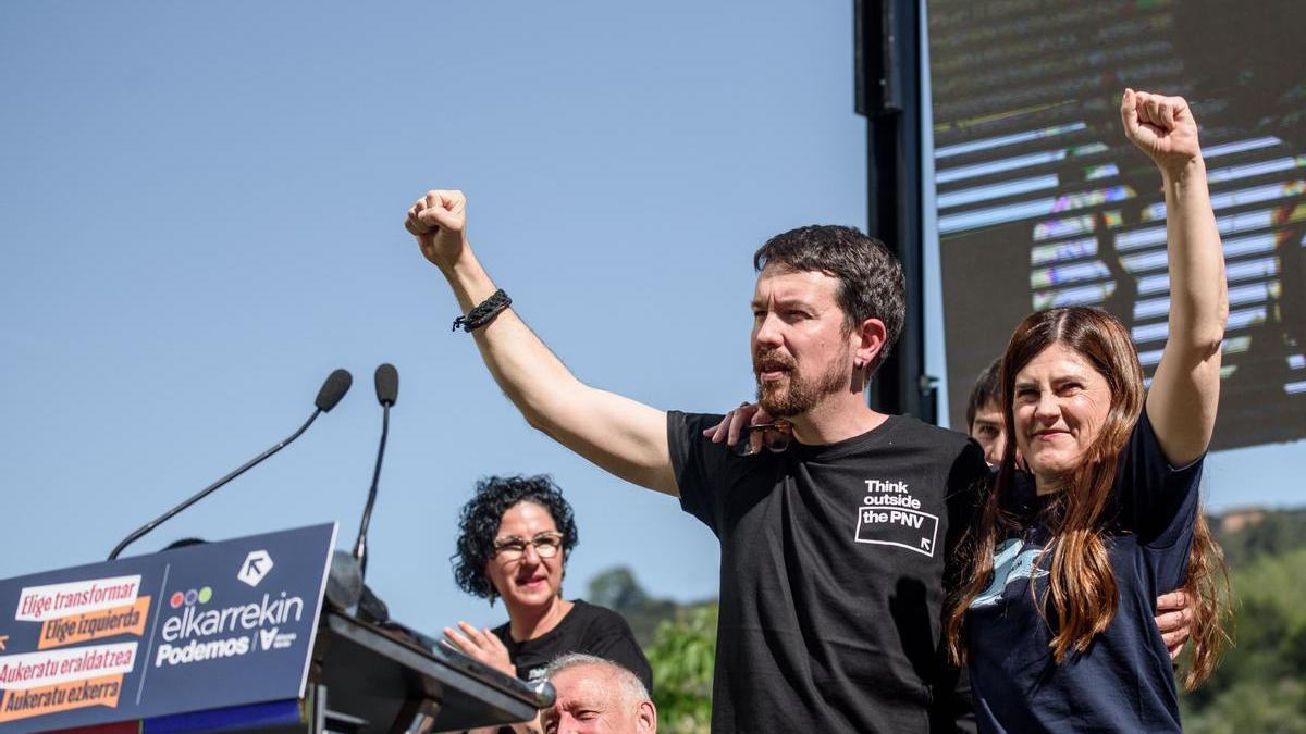 Pablo Iglesias participa en un acto de campaña de Elkarrekin Podemos junto a Miren Gorrotxategi.