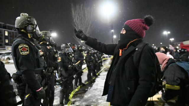 Manifestantes se enfrentan a la policía frente al hotel donde se aloja Gregory BOvino, alto cargo de la Patrulla Fronteriza