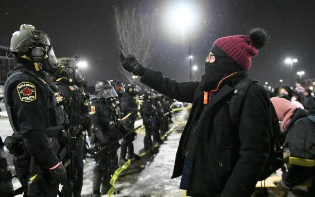 Manifestantes se enfrentan a la policía frente al hotel donde se aloja Gregory BOvino, alto cargo de la Patrulla Fronteriza