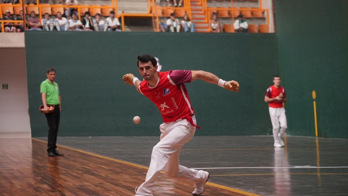 Jokin Altuna alcanza una pelota en la contracancha del Ogueta.