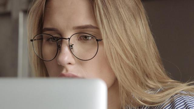 Una joven con gafas.