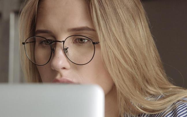 Una joven con gafas.