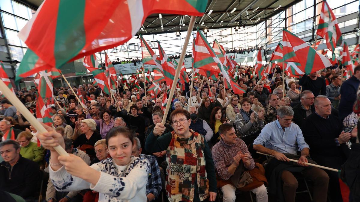 Una multitud de militantes, simpatizantes y cargos del partido desbordaron el pabellón Landako Gunea de Durango