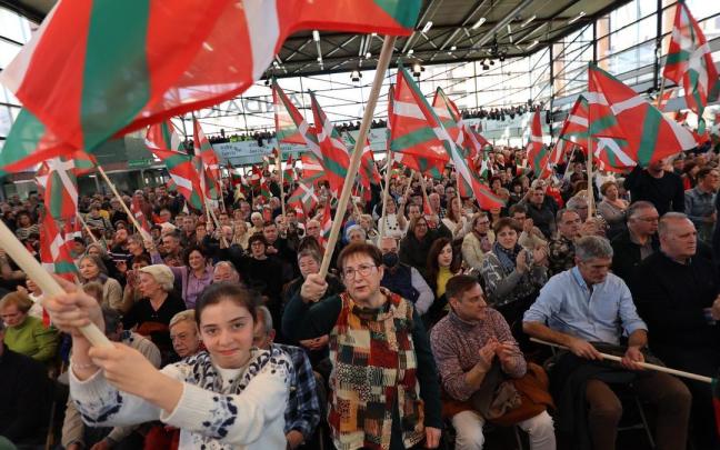 Una multitud de militantes, simpatizantes y cargos del partido desbordaron el pabellón Landako Gunea de Durango / Borja Guerrero Una multitud de militantes, simpatizantes y cargos del partido desbordaron el pabellón Landako Gunea de Durango