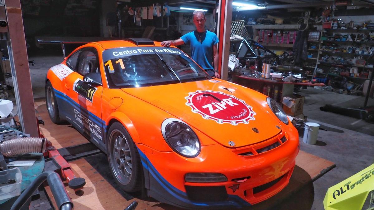 Iñaki Alberdi, junto al Porsche 911 GT3 Cup con el que competirá el domingo en la Subida a Urraki