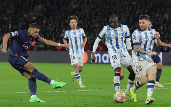 Traoré y Galán tratan de frenar a Kylian Mbappé. / EFE