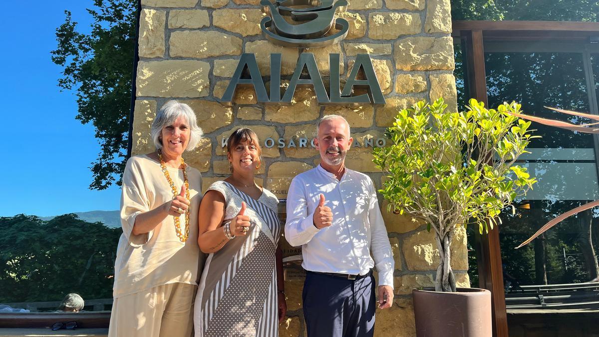 Ana Priede, Goizane Álvarez y Raul González en el exterior de Aiala.