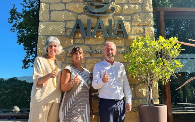 Ana Priede, Goizane Álvarez y Raul González en el exterior de Aiala.