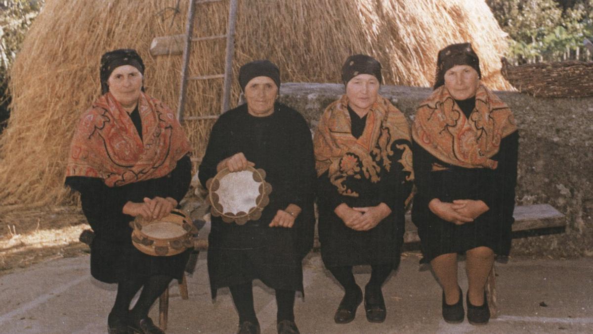 Un grupo de 'cantareiras' y 'pandereteiras', protagonistas de las celebraciones del Día de las Letras Gallegas de 2025