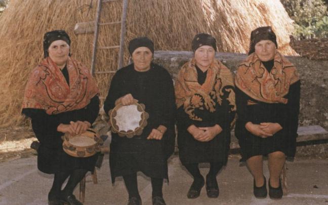 Un grupo de 'cantareiras' y 'pandereteiras', protagonistas de las celebraciones del Día de las Letras Gallegas de 2025