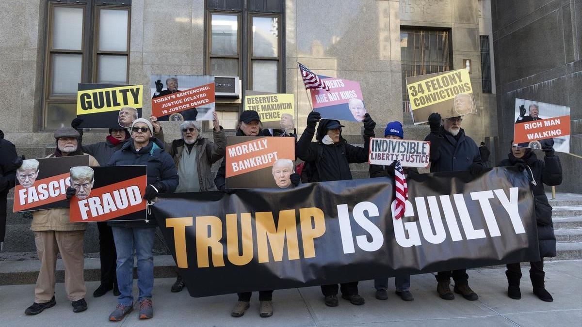 Un grupo de manifestantes protesta contra el presidente electo de Estados Unidos, Donald Trump, ante un juzgado de Nueva York.