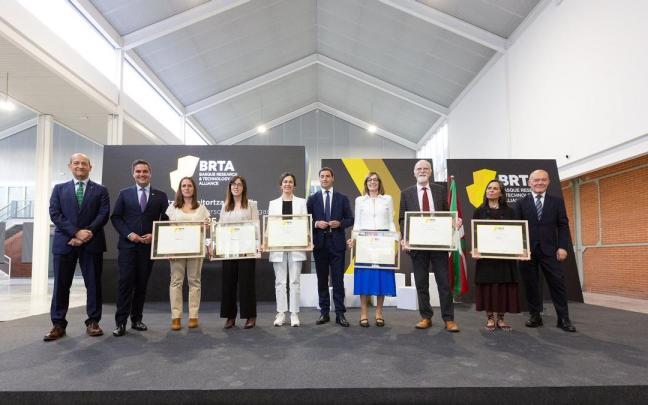 Representantes institucionales, con el lehendakari a la cabeza, de BRTA, y las personas premiadas por su labor investigadora en el acto celebrado en Barakaldo.