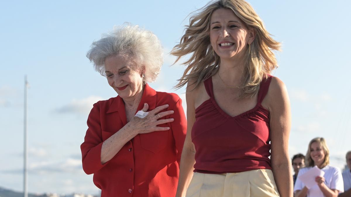 La vicepresidenta segunda, ministra de Trabajo y Economía Social y líder de Sumar, Yolanda Díaz, y la actriz Marisa Paredes, durante el acto de inicio de campaña de Sumar