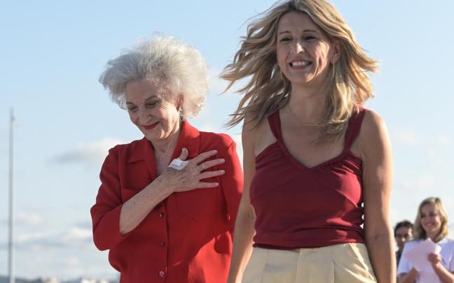 La vicepresidenta segunda, ministra de Trabajo y Economía Social y líder de Sumar, Yolanda Díaz, y la actriz Marisa Paredes, durante el acto de inicio de campaña de Sumar