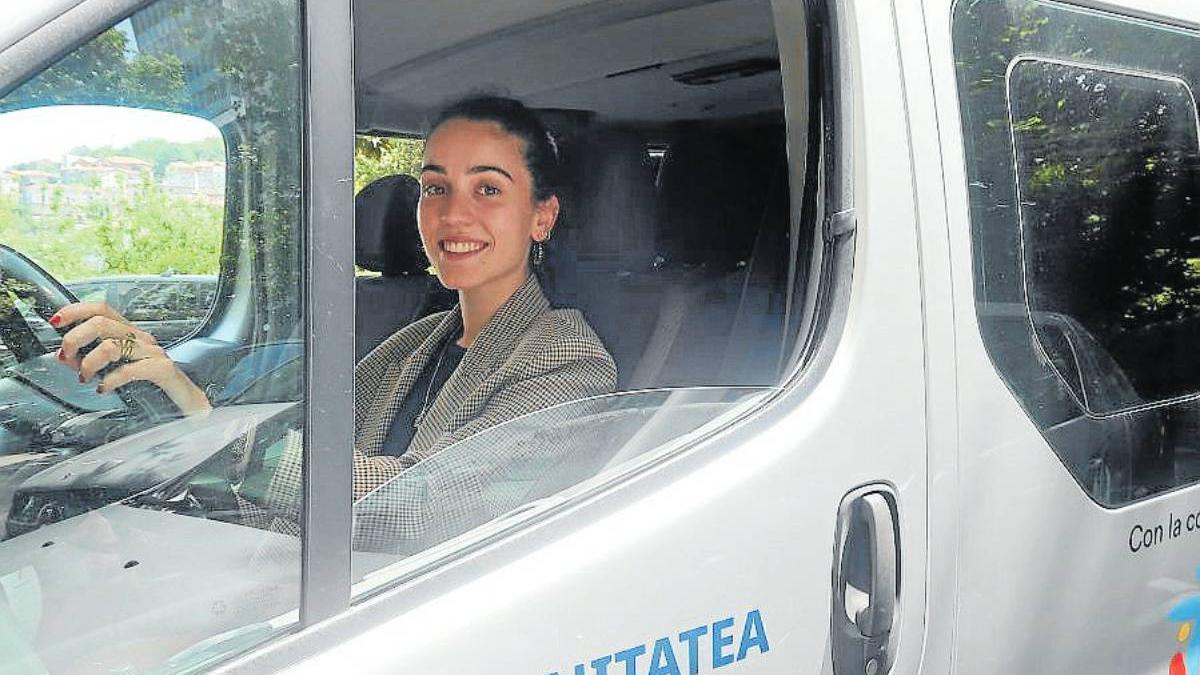 Andrea Monterroso, a bordo de la furgoneta de KAM Unitatea.