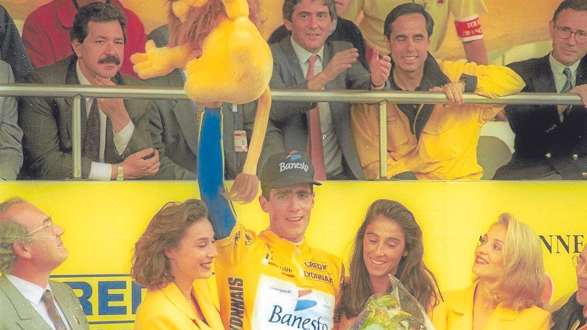 Indurain, con el amarillo tras vencer el prólogo en Donostia.