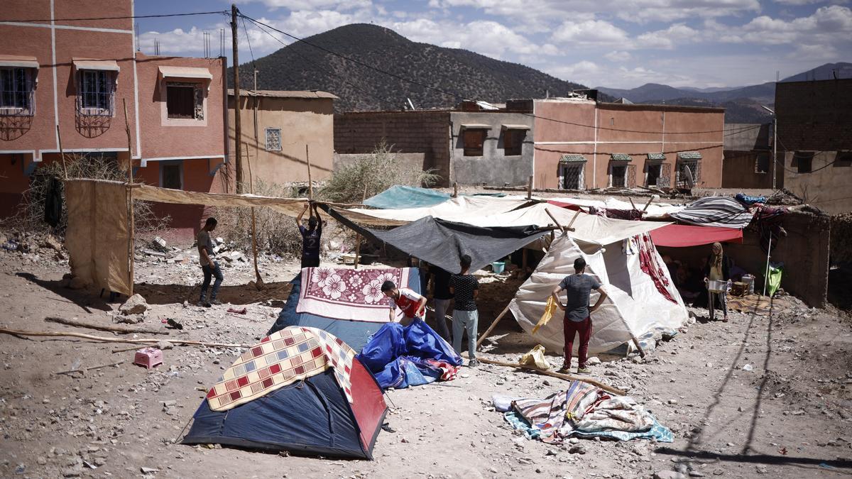 Jóvenes levantan un campamento en una zona cercana a Marrakech.