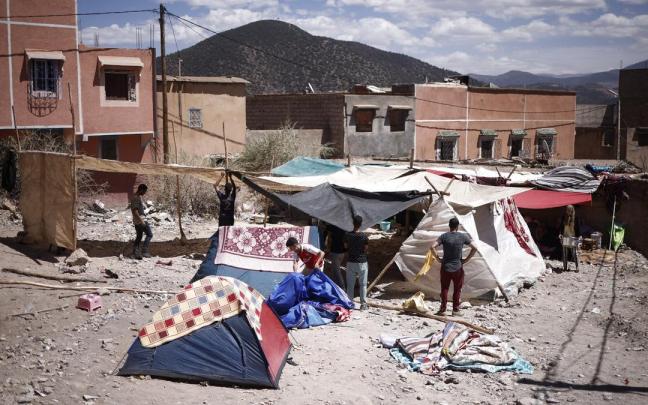 Jóvenes levantan un campamento en una zona cercana a Marrakech. Jóvenes levantan un campamento en una zona cercana a Marrakech.