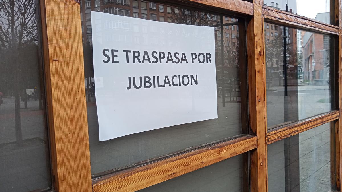 Letrero que anuncia el traspaso del local.