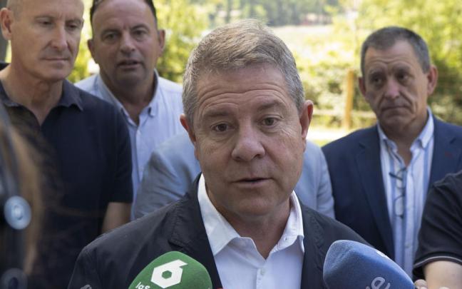 El presidente de Castilla-La Mancha, Emiliano García-Page, atiende a los medios tras su acto en Cuenca.