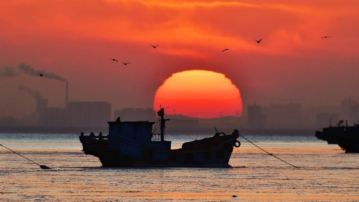 Imagen de archivo de un barco pesquero en la costa de China.