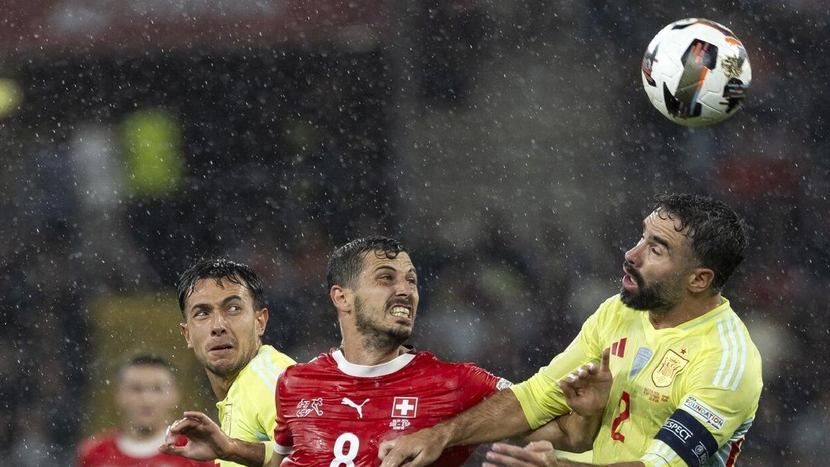 Zubimendi observa el cabezazo de Carvajal ante Freuler, en el Suiza-España del domingo por la noche. / EFE