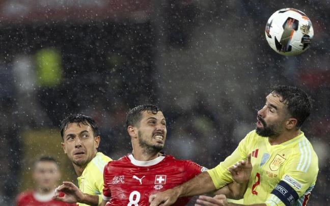 Zubimendi observa el cabezazo de Carvajal ante Freuler, en el Suiza-España del domingo por la noche. / EFE