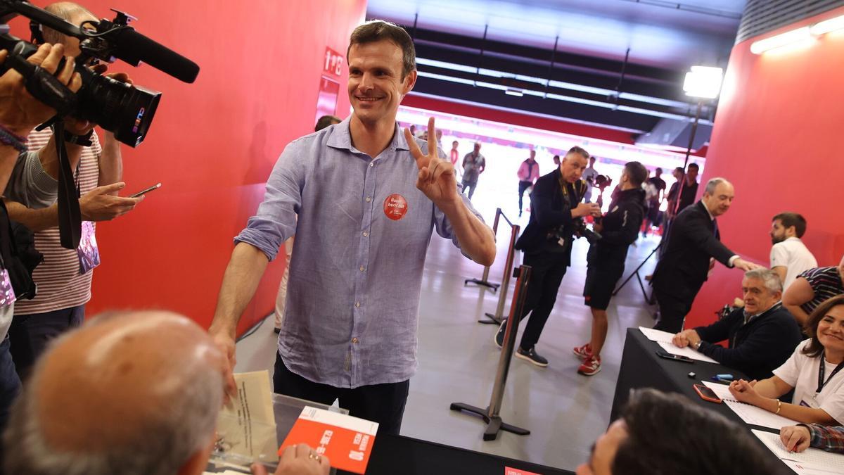 Jon Uriarte vota en las anteriores elecciones presidenciales del Athletic. / BORJA GUERRERO