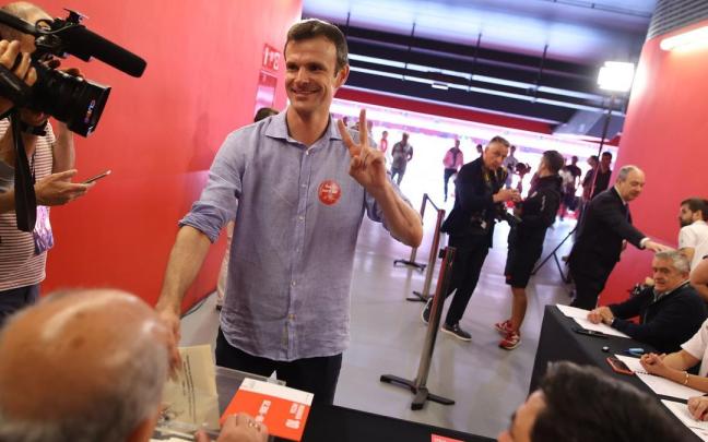 Jon Uriarte vota en las anteriores elecciones presidenciales del Athletic. / BORJA GUERRERO