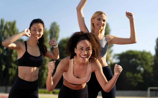 Mujeres practicando deporte.