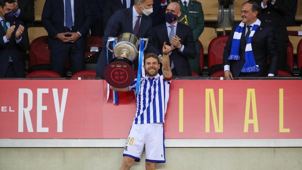 Illarramendi, con la Copa que ganó la Real Sociedad hace dos años en La Cartuja. / RUBEN PLAZA