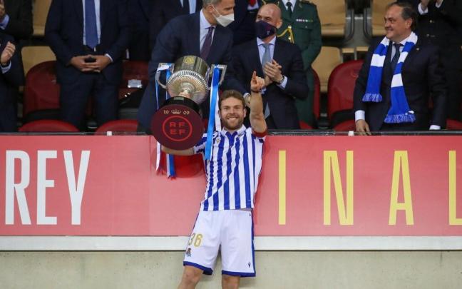 Illarramendi, con la Copa que ganó la Real Sociedad hace dos años en La Cartuja. / RUBEN PLAZA