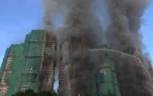 El bloque residencial de Hong Kong, calcinado.