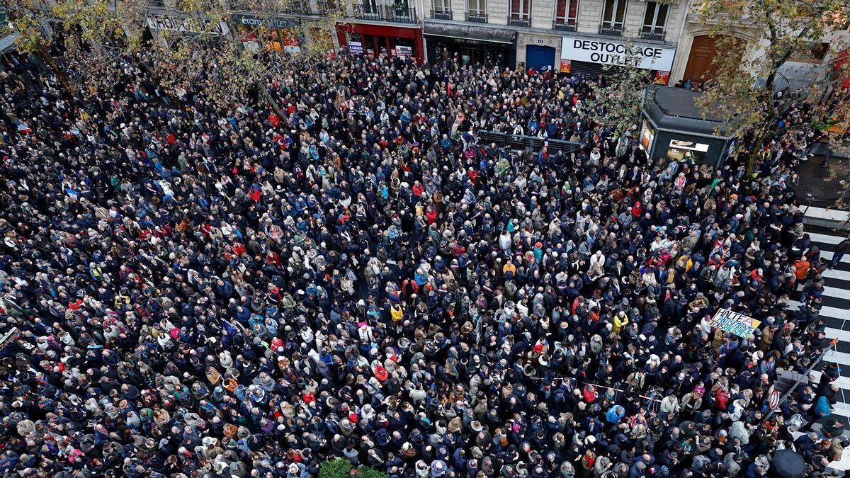 Participantes en la manifestación en París contra el antisemitismo.