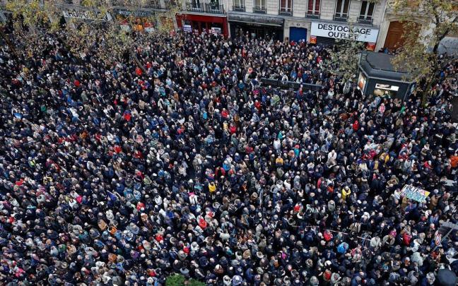 Participantes en la manifestación en París contra el antisemitismo. Participantes en la manifestación en París contra el antisemitismo.