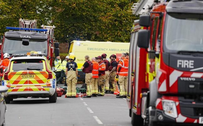 Los servicios de emergencia en el lugar del ataque, ocurrido en la localidad de Crumpsall.