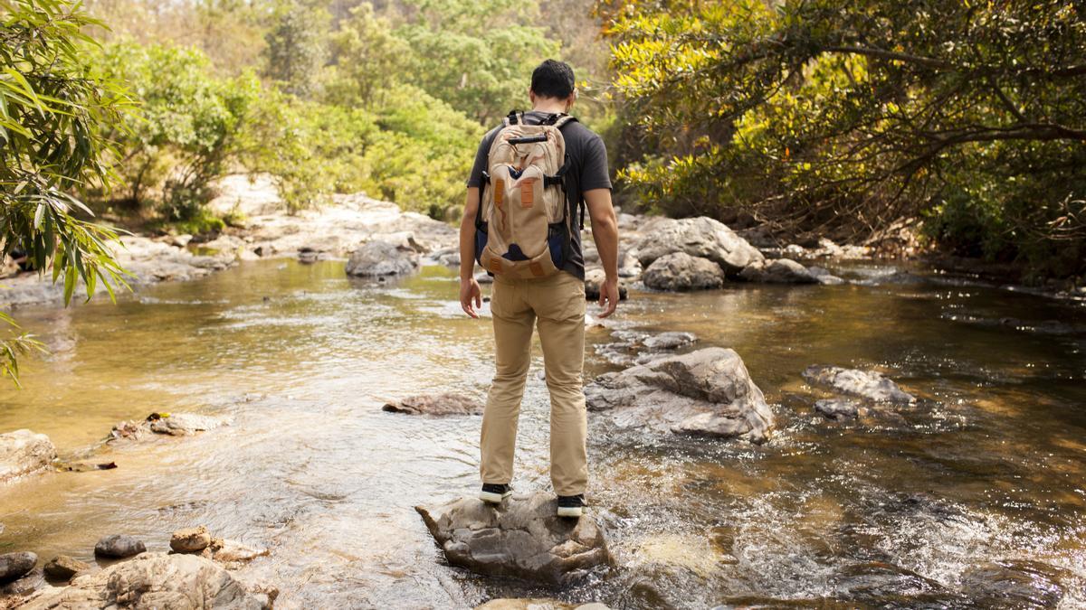 Un hombre durante una hidrocaminata.