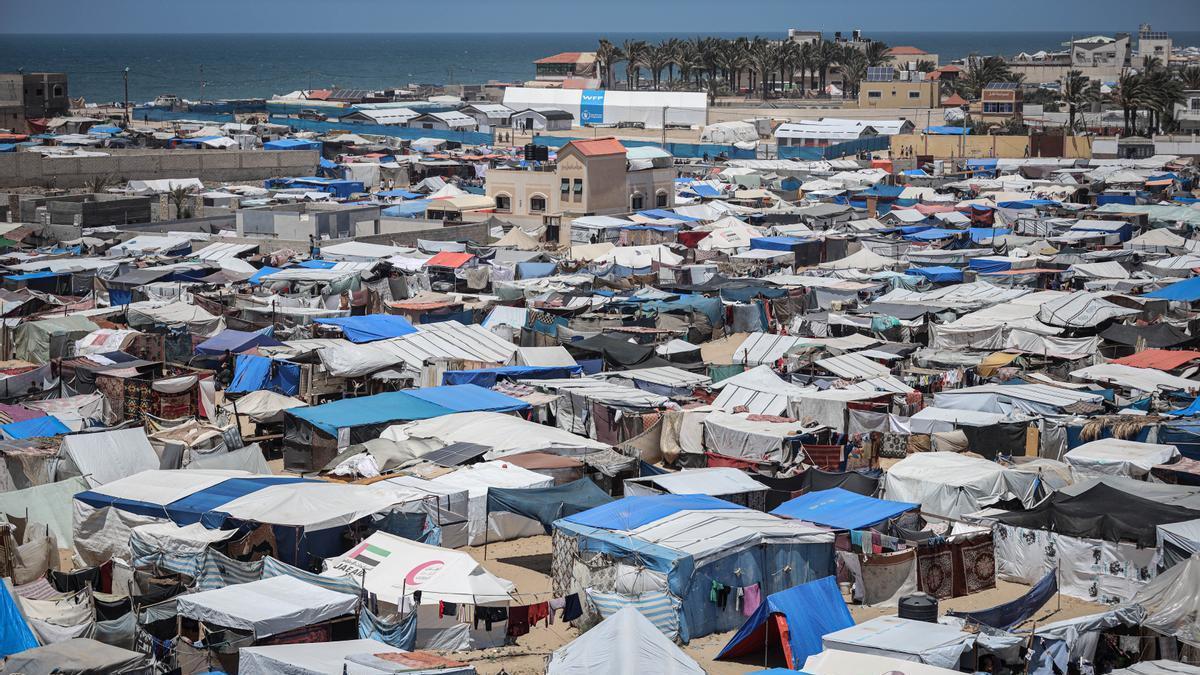 Refugiados hacinados en la ciudad de Deir al-Balah considerada por Israel zona humanitaria segura para los desplazados que abandonan Rafah.