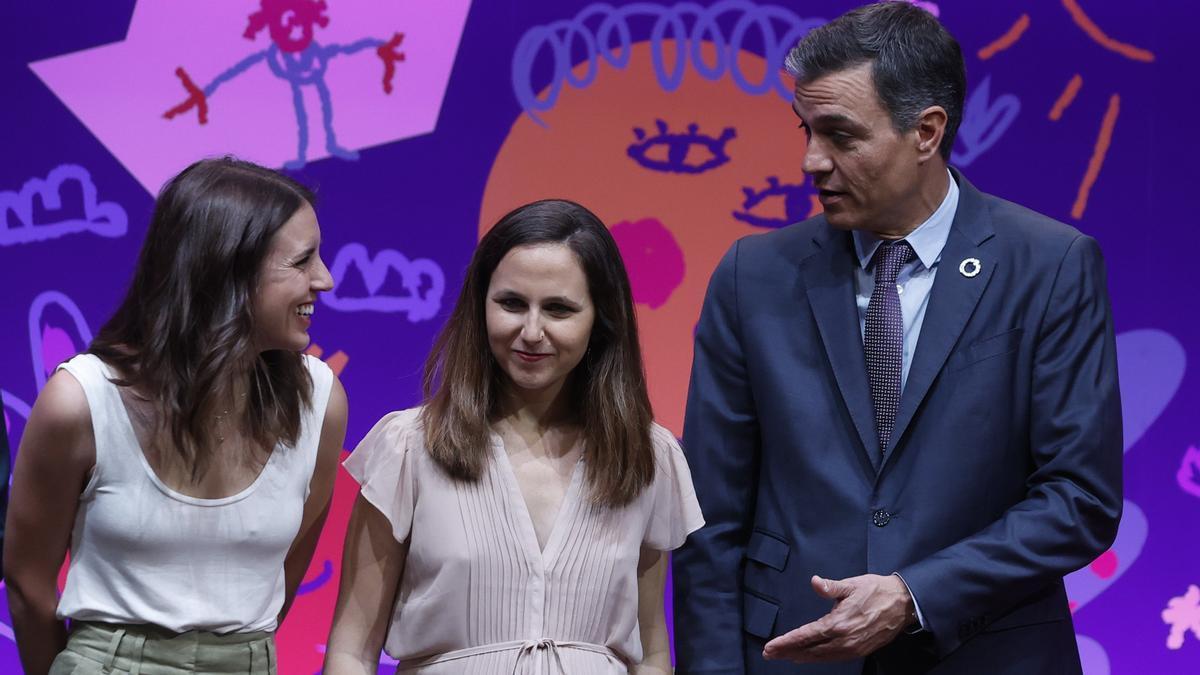 El presidente del Gobierno español, Pedro Sánchez, junto a las ministras de Igualdad, Irene Montero, y de Derechos Sociales y Agenda 2030, Ione Belarra, en un acto anterior