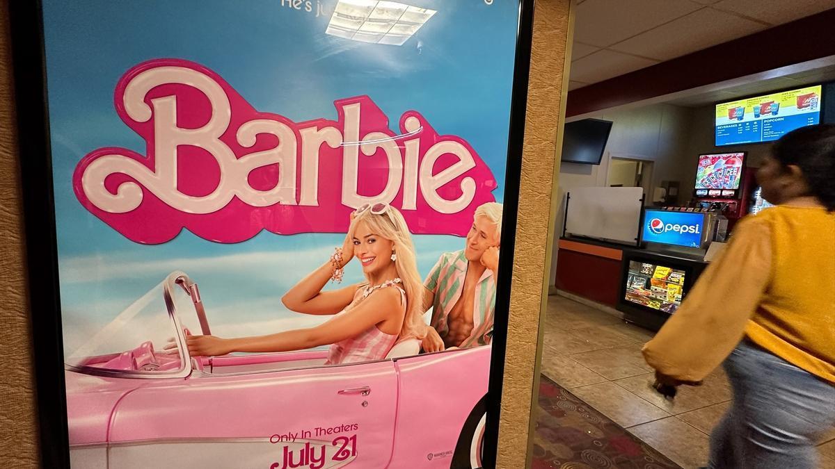 Un póster de la película 'Barbie' en un cine de California