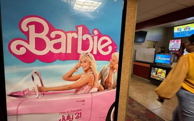 Un póster de la película 'Barbie' en un cine de California Un póster de la película 'Barbie' en un cine de California